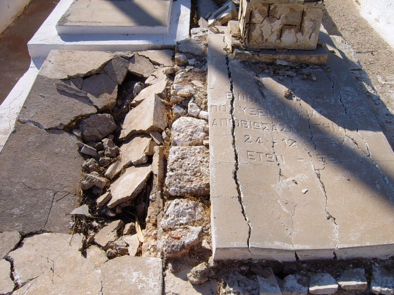 The run-down and broken state of some of the graves.