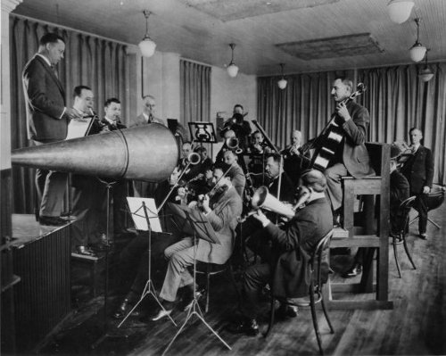 A Victor acoustic recording session, 1925.